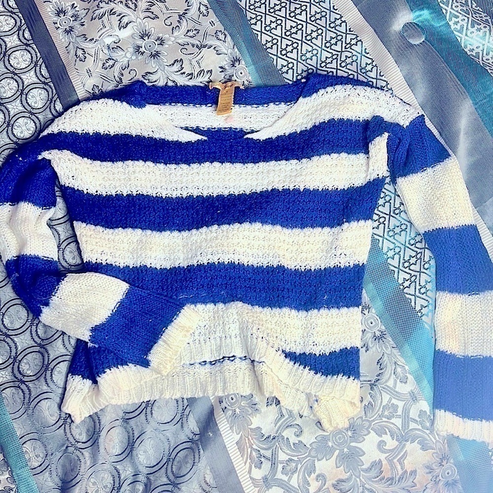 BLUE AND WHITE STRAPPED LONG- SLEEVED CROPPED SWEATER